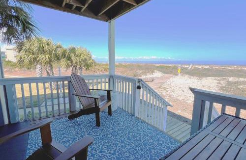Beachwalk Apartment | Beachfront Saint Helena Island Condo with Amenities!