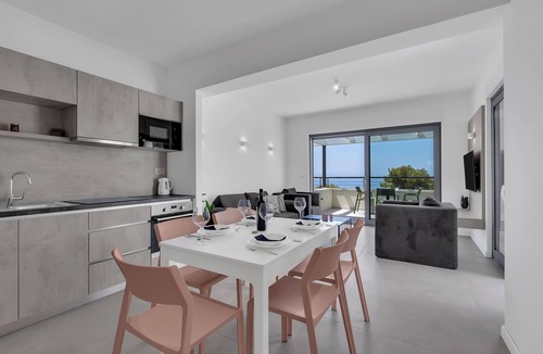 Donja luka Apartment | Beachfront Vacation Apartment in Makarska, 2 Bedrooms, Balcony, Elevator
