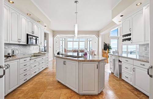 Port Colborne House | Beachfront Villa across Whisky Run Golf, 30 mins to Niagara Falls