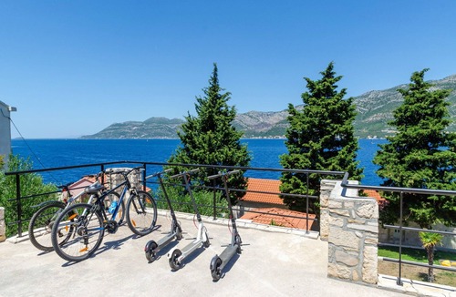 Cove Tri Zala (Zrnovo) Villa | Beachfront Villa Gabriela with Pool