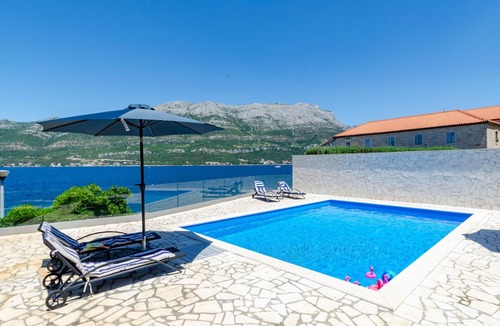 Cove Tri Zala (Zrnovo) Villa | Beachfront Villa Gabriela with Pool