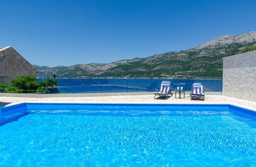 Cove Tri Zala (Zrnovo) Villa | Beachfront Villa Gabriela with Pool