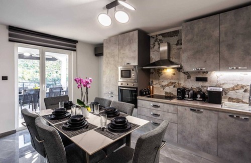 Podglavica Villa | Beachfront Villa Marivi with Pool and Game Room