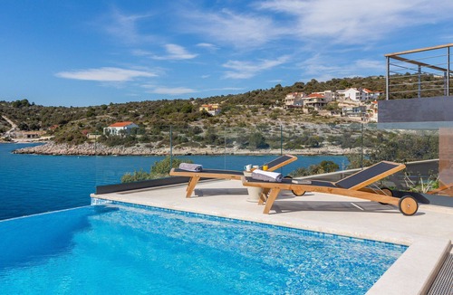 Dvornica Villa | Beachfront Villa Punta Planka with Pool