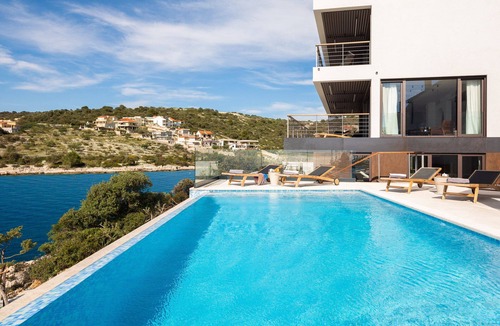 Dvornica Villa | Beachfront Villa Punta Planka with Pool