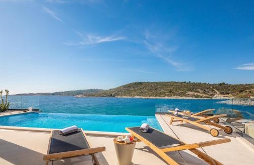 Dvornica Villa | Beachfront Villa Punta Planka with Pool
