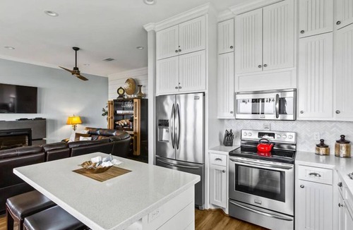 Galveston House | Beachfront w/Mini Golf, Ping Pong & Bar Swings