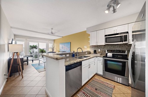 San Jacinto Condo | Beachfront w/Resort Pool
