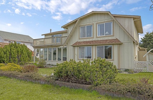 Copalis Beach House | Beachfront with loft & fireplace in Copalis Beach.