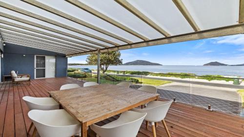 Hawks Nest House | Beachfront with Spectacular Views