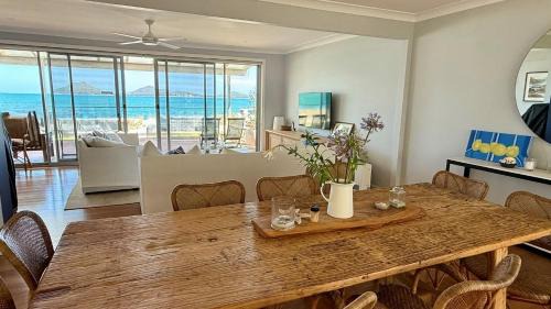 Hawks Nest House | Beachfront with Spectacular Views