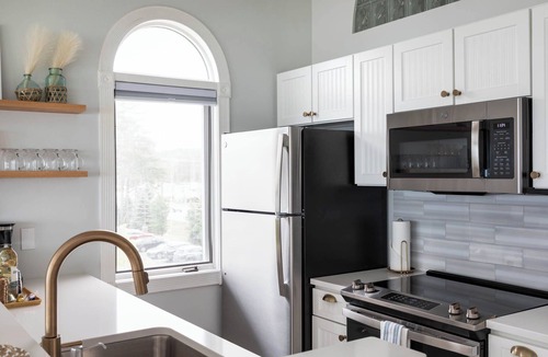 Traverse City Condo | ★BEACHFRONT★Pool+Hot Tub★11 min to downtown