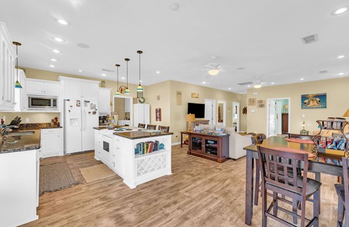 Crystal Beach House | BeachLove! 5-Min Stroll to Beach+Golf Cart Access