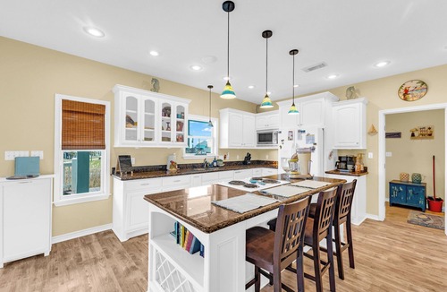 Crystal Beach House | BeachLove! 5-Min Stroll to Beach+Golf Cart Access