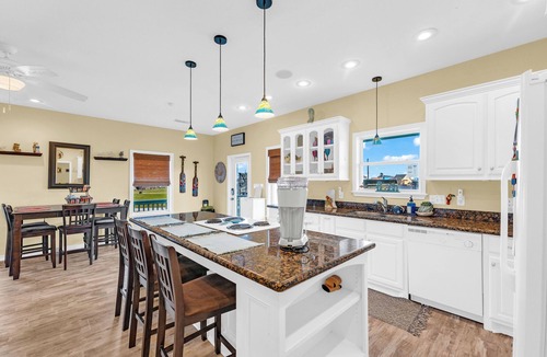 Crystal Beach House | BeachLove! 5-Min Stroll to Beach+Golf Cart Access