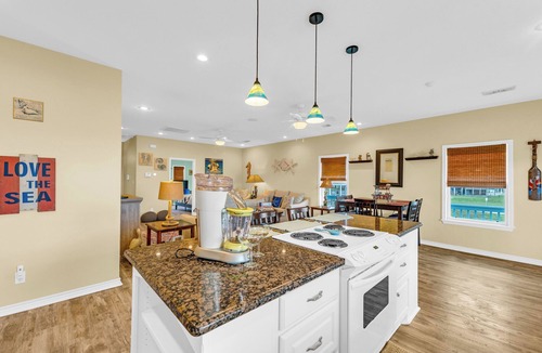 Crystal Beach House | BeachLove! 5-Min Stroll to Beach+Golf Cart Access