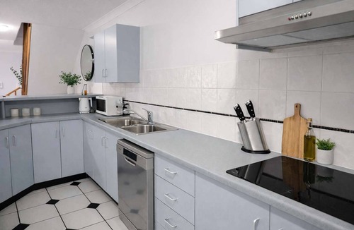 North Ward Apartment | Beachlovers Delight - Walk to The Strand