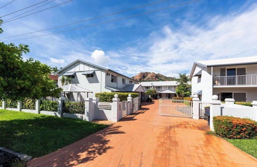 North Ward Apartment | Beachlovers Delight - Walk to The Strand