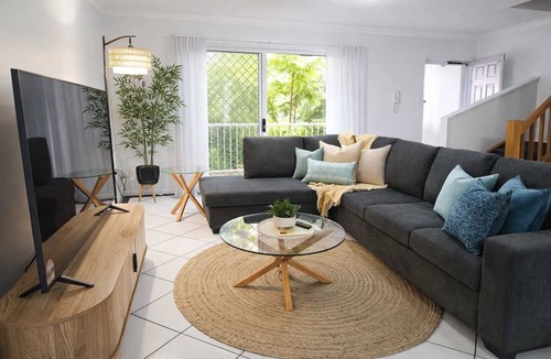 North Ward Apartment | Beachlovers Delight - Walk to The Strand