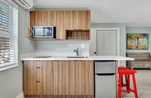 North Beach Apartment | Beachside 1BR in Hollywood | Parking + WiFi