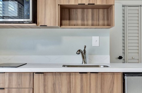 North Beach Apartment | Beachside 1BR in Hollywood | Parking + WiFi