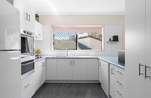 Torquay Apartment | Beachside 2-Bed Apartment with Secure Parking