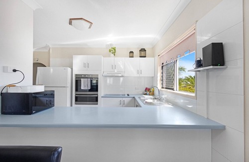 Torquay Apartment | Beachside 2-Bed Apartment with Secure Parking