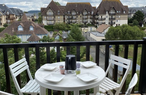 Cabourg Apartment | Beachside 2-Room Apartment in Cabourg with Free WiFi, Balcony, and Easy City Access