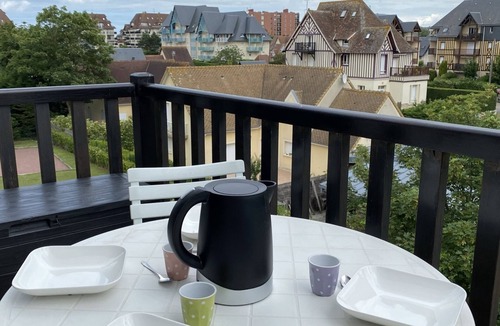 Cabourg Apartment | Beachside 2-Room Apartment in Cabourg with Free WiFi, Balcony, and Easy City Access