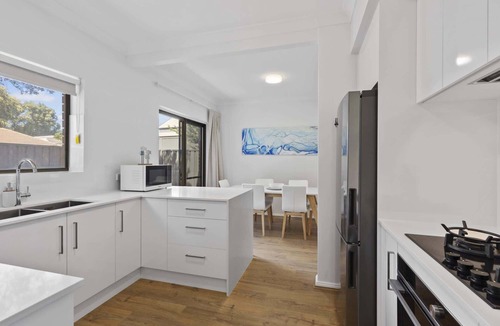 Glenelg South House | Beachside 3-Bed Retreat with BBQ & Garage