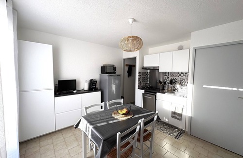 Sete Apartment | Beachside Apartment for 6 with AC, Parking & Terrace – 500m from Shore