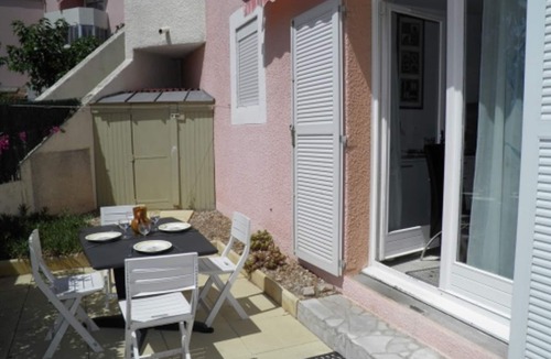 Sete Apartment | Beachside Apartment for 6 with AC, Parking & Terrace – 500m from Shore