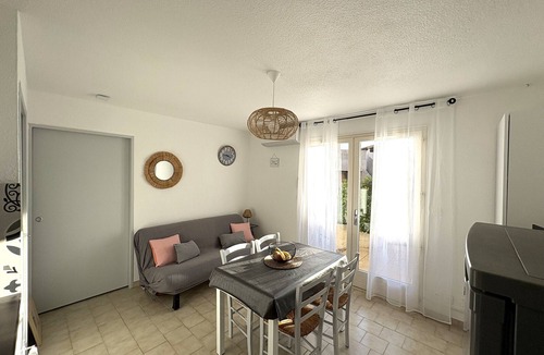 Sete Apartment | Beachside Apartment for 6 with AC, Parking & Terrace – 500m from Shore