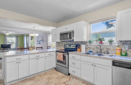 East Ocean View House | Beachside Bliss Block from the Shore - Seahorse