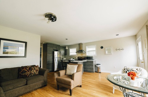 Green Gables Cabin | Beachside Bliss:Renovated Cottage near Amusement Parks | WiFi, BBQ, Patio