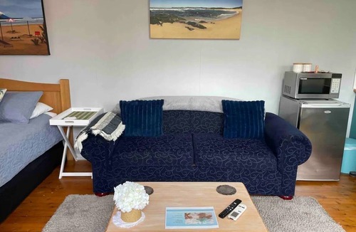 Forresters Beach Apartment | Beachside cabin + solar heated pool @ Spoon Bay