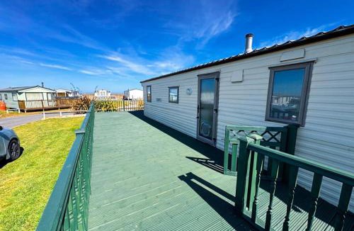 Lowestoft Ski Chalet | Beachside Caravan Retreat In Lowestoft Sleeps 6