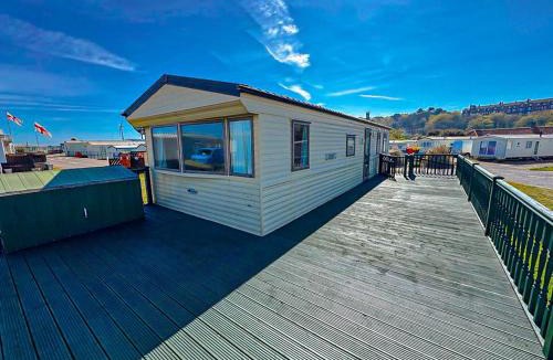 Lowestoft Ski Chalet | Beachside Caravan Retreat In Lowestoft Sleeps 6