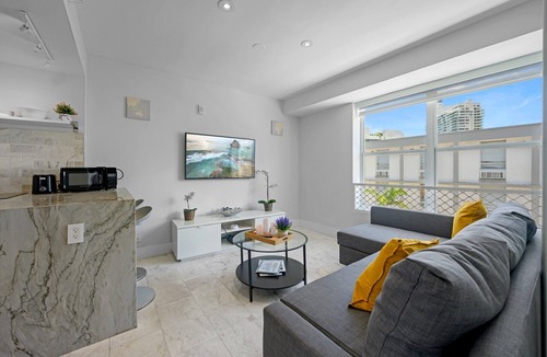 South Pointe Apartment | Beachside Charm: Walk to the Beach