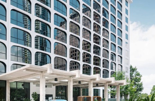 Congress Avenue Historic District Hotel | Beachside Comfort, Views of Austin, Pets Stay For Free, Onsite Swimming Pool!