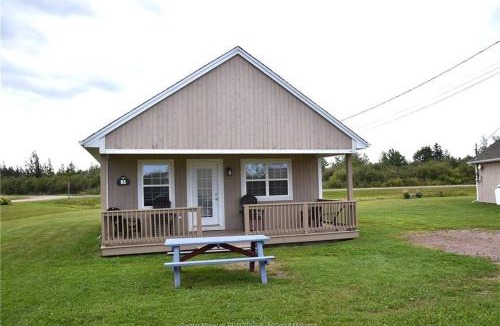 Cap-Pele Ski Chalet | Beachside Cottage w/beach access - Aboiteau Beach