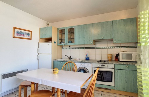 Carnon-Plage Apartment | Beachside Escape: Bright 1-BR Apt with Parking & Pets Allowed - Sleeps 6