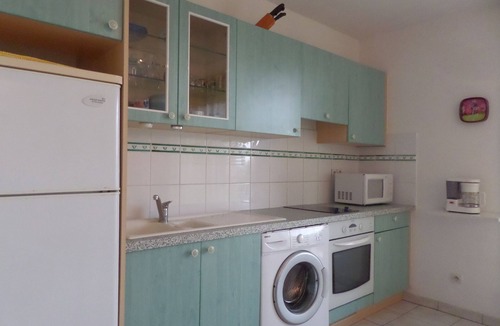 Carnon-Plage Apartment | Beachside Escape: Bright 1-BR Apt with Parking & Pets Allowed - Sleeps 6