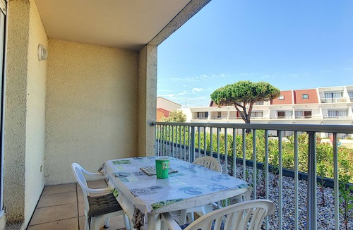 Carnon-Plage Apartment | Beachside Escape: Bright 1-BR Apt with Parking & Pets Allowed - Sleeps 6