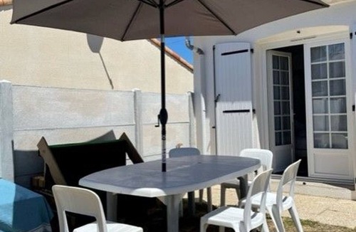 Saint-Hilaire-de-Riez Cottage | Beachside House with Private Garden, 3 Bedrooms, and Close to Forest