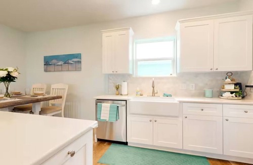 Crystal Beach Cabin | Beachside Getaway with Hot tub!