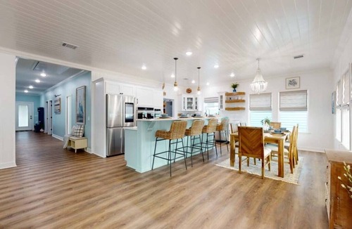 Crystal Beach Cabin | Beachside Getaway w/Hot tub!