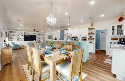 Crystal Beach Cabin | Beachside Getaway w/Hot tub!