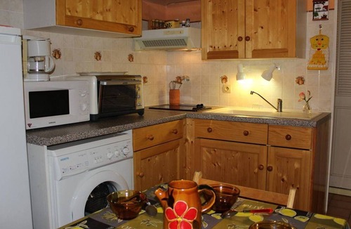 Gruissan House | Beachside Getaway with Pool - Sleeps 5, BBQ, Veranda, Parking - Gruissan