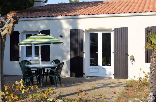 La Tranche-sur-Mer House | Beachside house, walk to beach, WIFI, parking, pets allowed